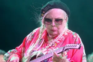 Read more about the article Joni Mitchell’s Grammy Milestone: Celebrating a Lifetime of Musical Brilliance at 80.
