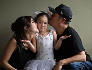 Read more about the article Gisel dan Gading: Dari Pasangan Romantis ke Orang Tua Hebat untuk Gempi