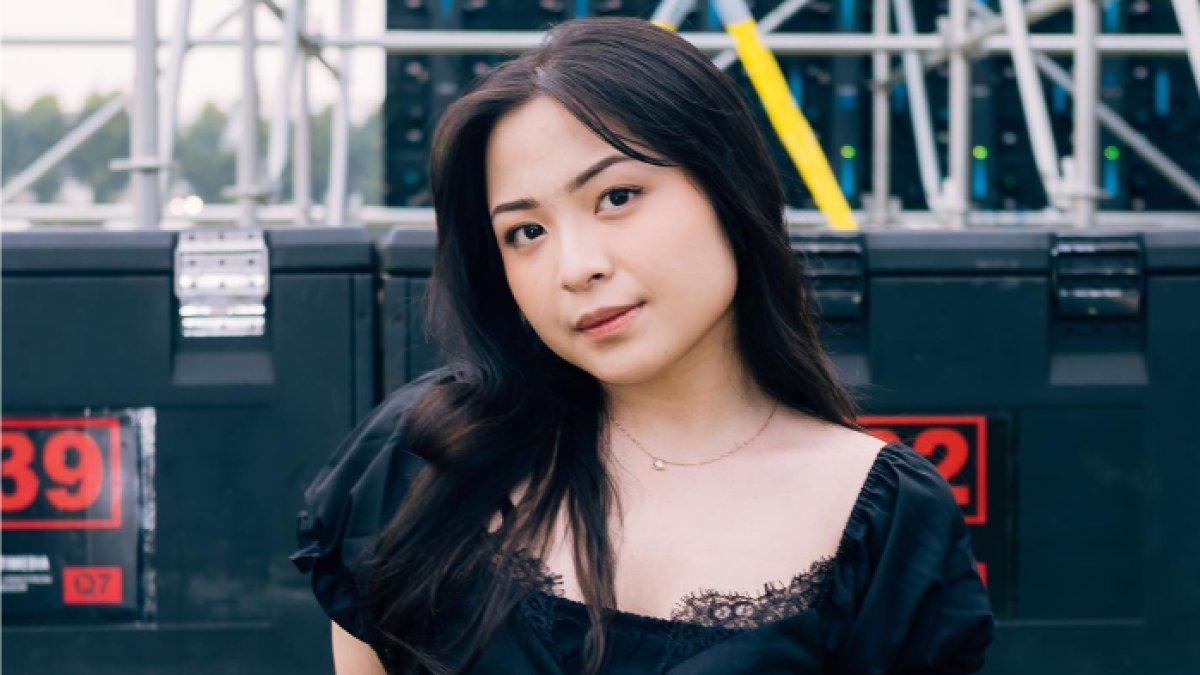 You are currently viewing Bernadya: Dari Kamar Kecil ke Panggung Besar