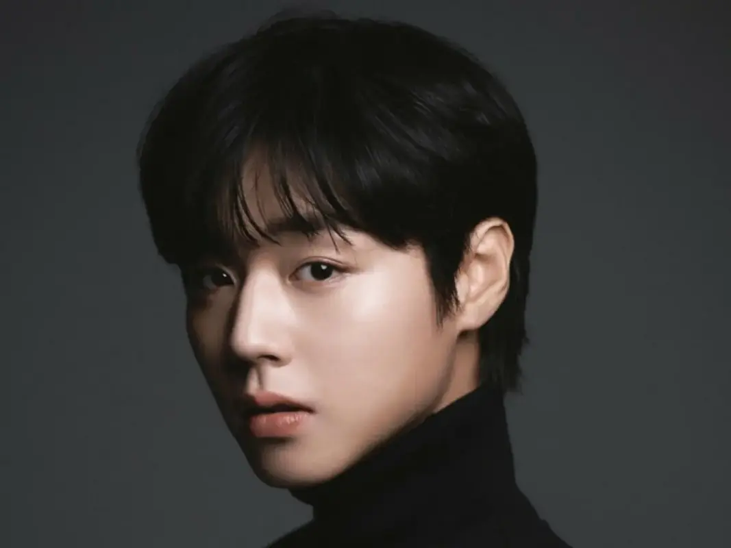 You are currently viewing Park Ji-hoon: Perjalanan Idol K-Pop yang Menginspirasi Banyak Anak Muda