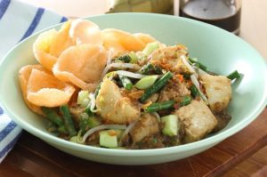 Read more about the article Tipat Cantok: Kuliner Tradisional Bali yang Menggugah Selera