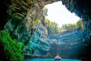 Read more about the article Paradise Cave: Destinasi Wisata Alam yang Wajib Dikunjungi di Vietnam