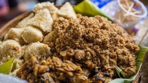 Read more about the article Nasi Tiwul: Sajian Tradisional yang Menyimpan Cerita Nusantara