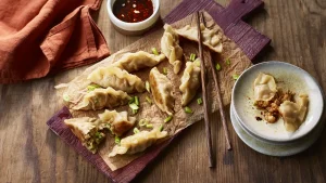 Read more about the article Gyoza: Kisah Pangsit Jepang yang Menggugah Rasa dan Mengikat Kenangan