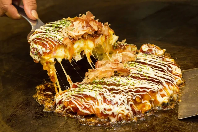 You are currently viewing Okonomiyaki: Kisah Lezat Pancake Jepang yang Penuh Karakter dan Kreativitas