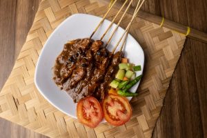 Read more about the article Sate Lalat: Sensasi Kuliner yang Menggugah Keberanian dan Rasa Penasaran