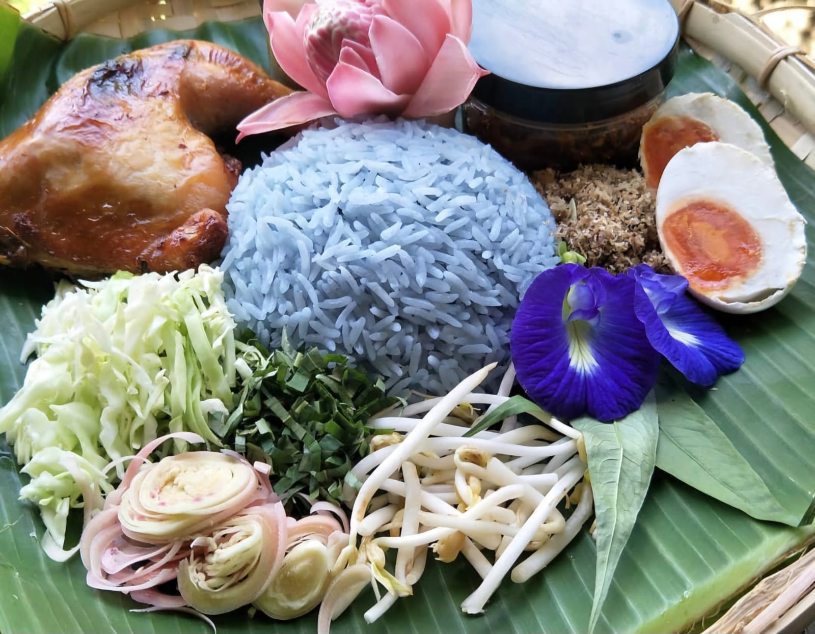 Keajaiban Warna Biru Nasi Kerabu dari Alam 