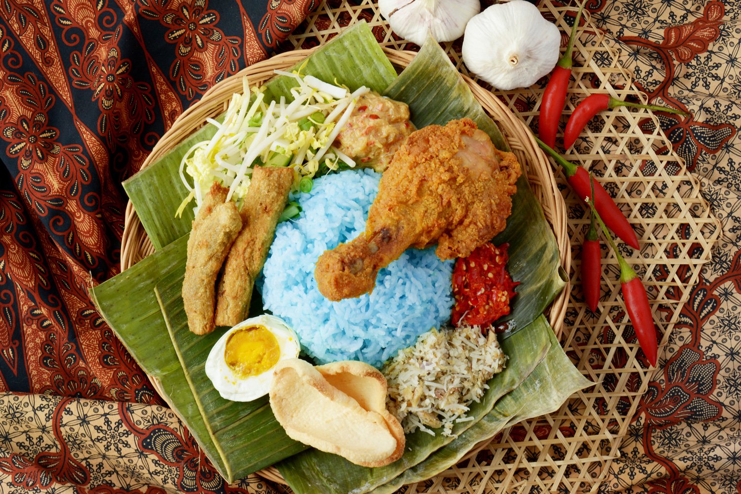 You are currently viewing Eksplorasi Nasi Kerabu: Kuliner Biru Ikonik nan Melegenda