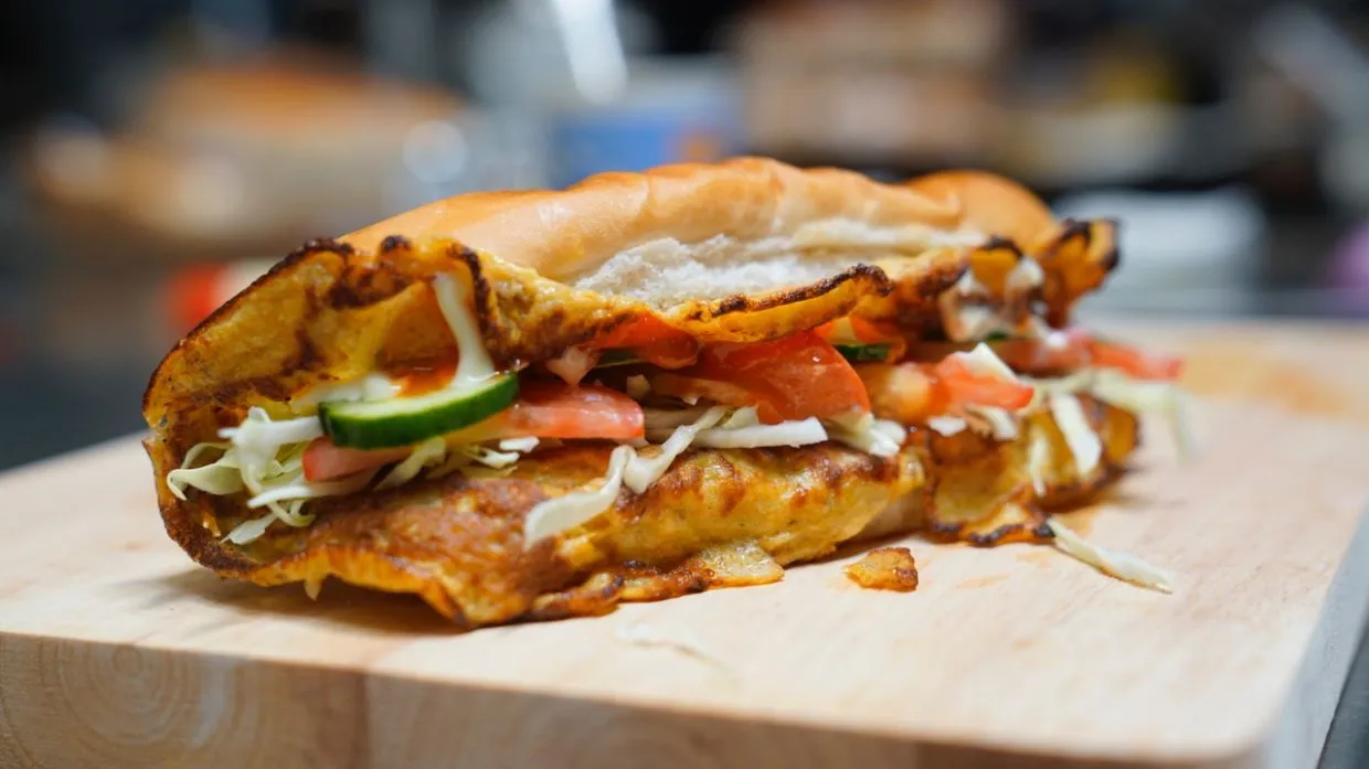 You are currently viewing Kuliner Viral Roti John: Alasan Di Balik Kelezatannya