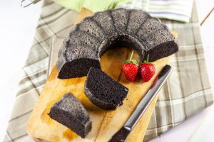 Read more about the article Bolu Kukus Ketan Hitam, Kelezatan Tradisional yang Selalu Menghadirkan Kehangatan di Setiap Gigitan