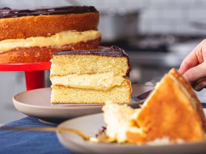 Read more about the article Boston Cream Pie, Perpaduan Lembut yang Selalu Berhasil Mencuri Perhatian Pecinta Hidangan Manis