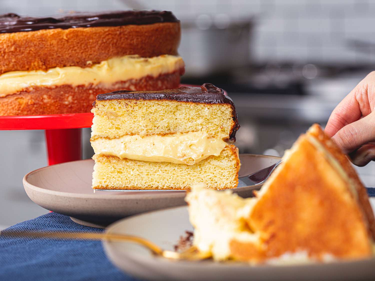 You are currently viewing Boston Cream Pie, Perpaduan Lembut yang Selalu Berhasil Mencuri Perhatian Pecinta Hidangan Manis