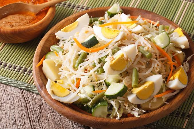 You are currently viewing Gado-gado Betawi, Harmoni Rasa Tradisional yang Menyatukan Warna Kuliner Jakarta